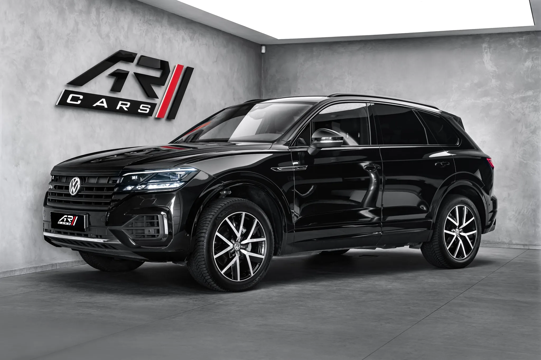 2019 Volkswagen Touareg R-Line angeboten von einem Fachhändler in Ostrava, Tschechien, Hauptfoto