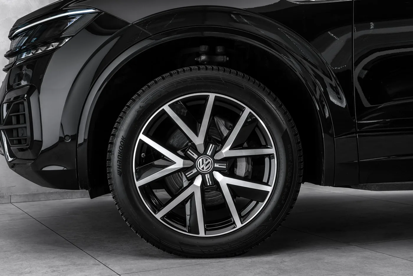 2019 Volkswagen Touareg R-Line offered by a specialist dealer in Ostrava, Czechia, photo 2 of 23