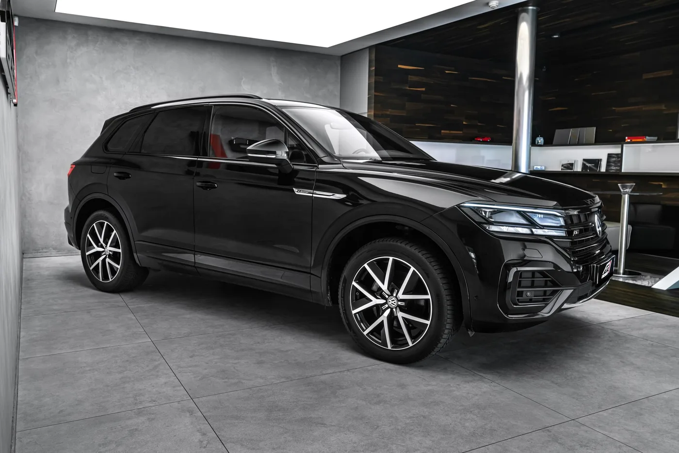 2019 Volkswagen Touareg R-Line offered by a specialist dealer in Ostrava, Czechia, photo 4 of 23