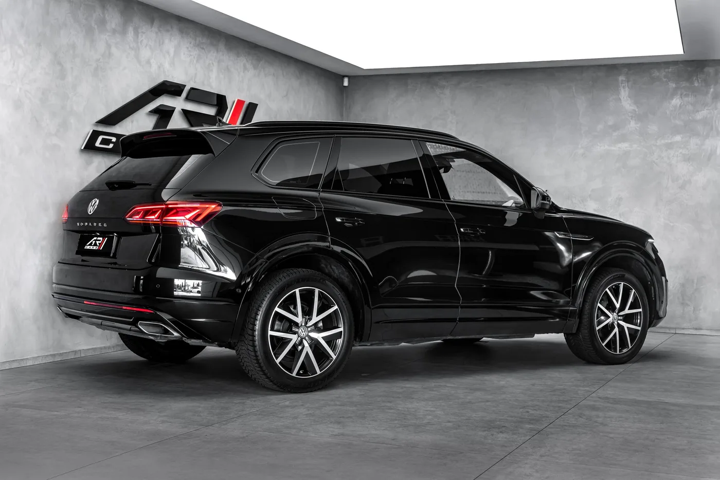 2019 Volkswagen Touareg R-Line offered by a specialist dealer in Ostrava, Czechia, photo 5 of 23