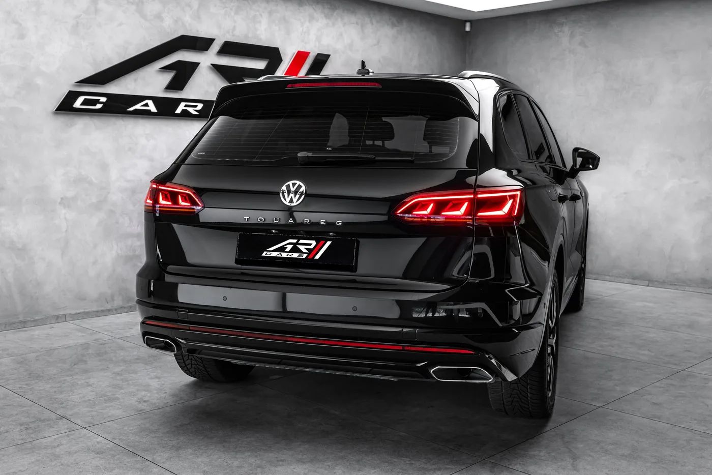 2019 Volkswagen Touareg R-Line offered by a specialist dealer in Ostrava, Czechia, photo 6 of 23