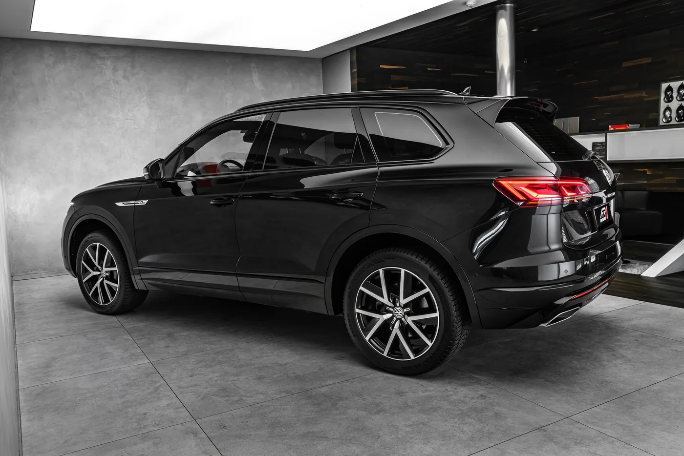 2019 Volkswagen Touareg R-Line offered by a specialist dealer in Ostrava, Czechia, photo 7 of 23