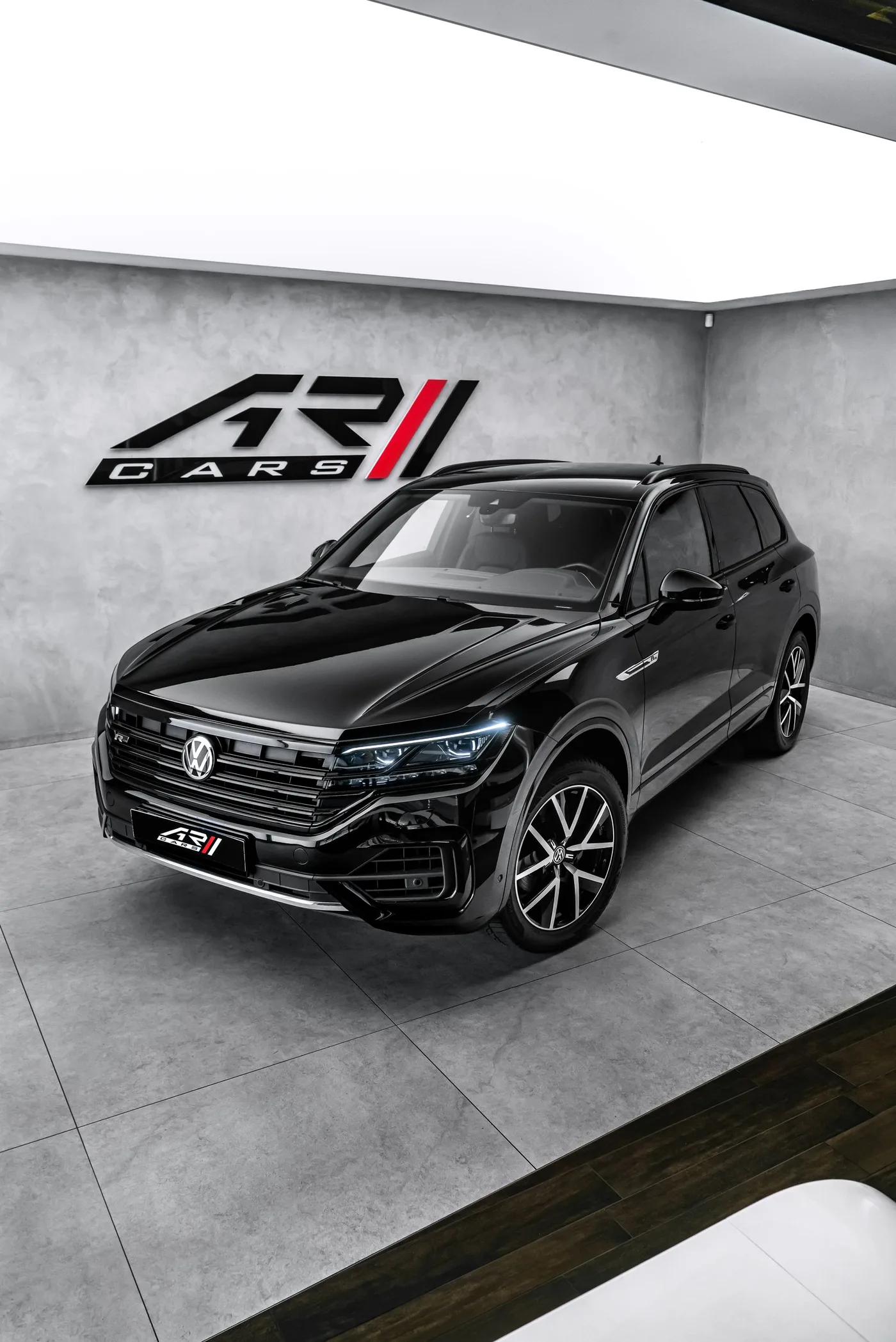 2019 Volkswagen Touareg R-Line offered by a specialist dealer in Ostrava, Czechia, photo 8 of 23