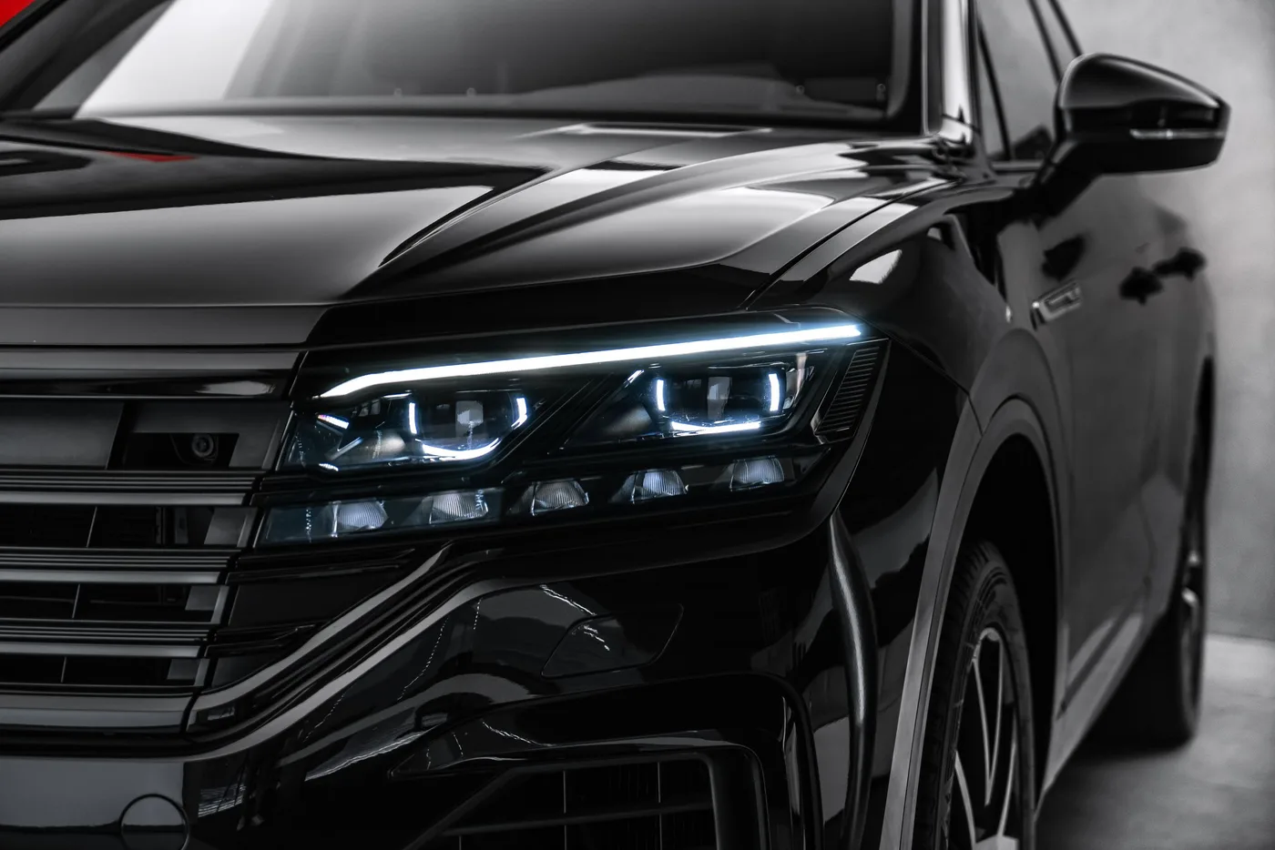 2019 Volkswagen Touareg R-Line offered by a specialist dealer in Ostrava, Czechia, photo 9 of 23