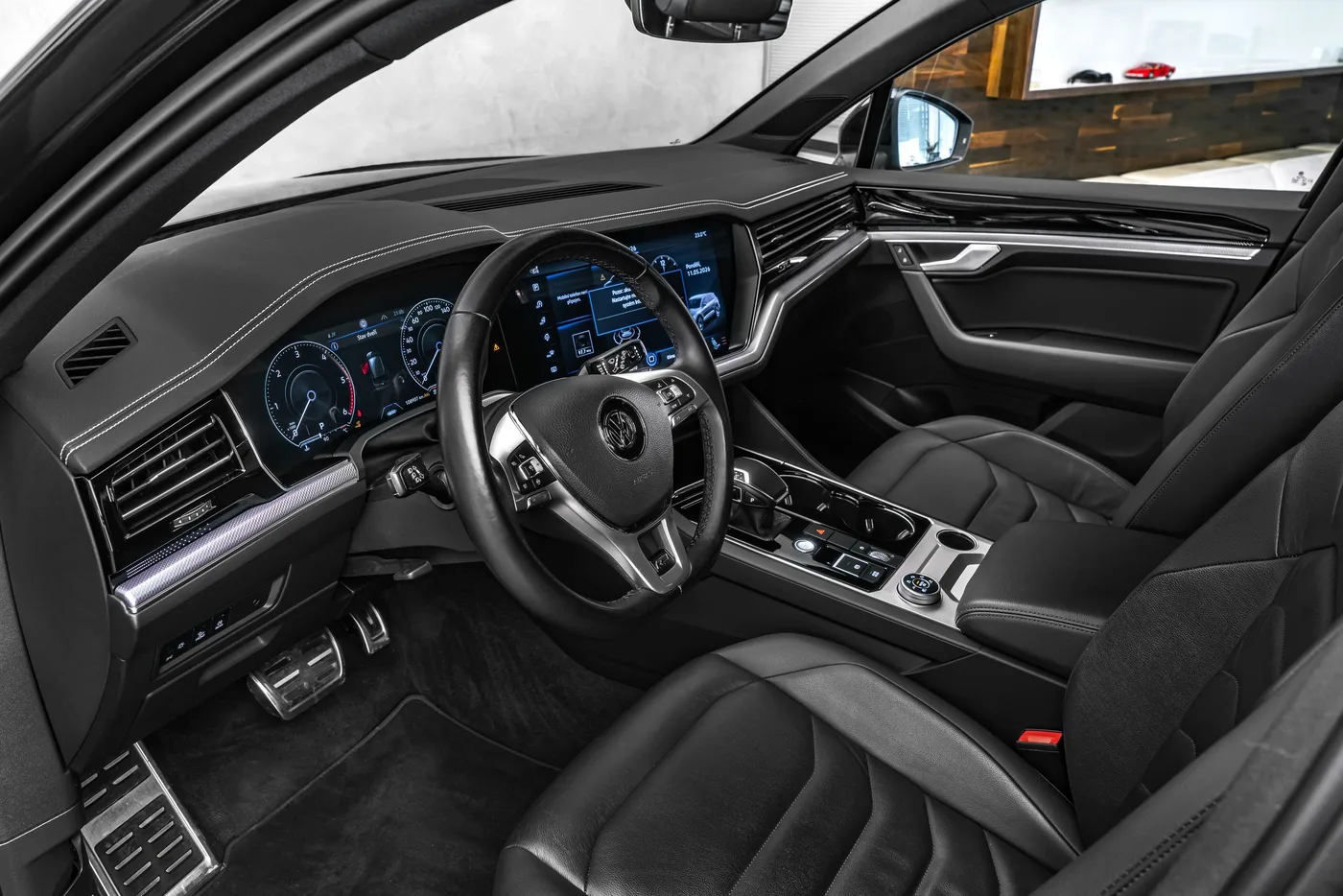 2019 Volkswagen Touareg R-Line offered by a specialist dealer in Ostrava, Czechia, photo 11 of 23