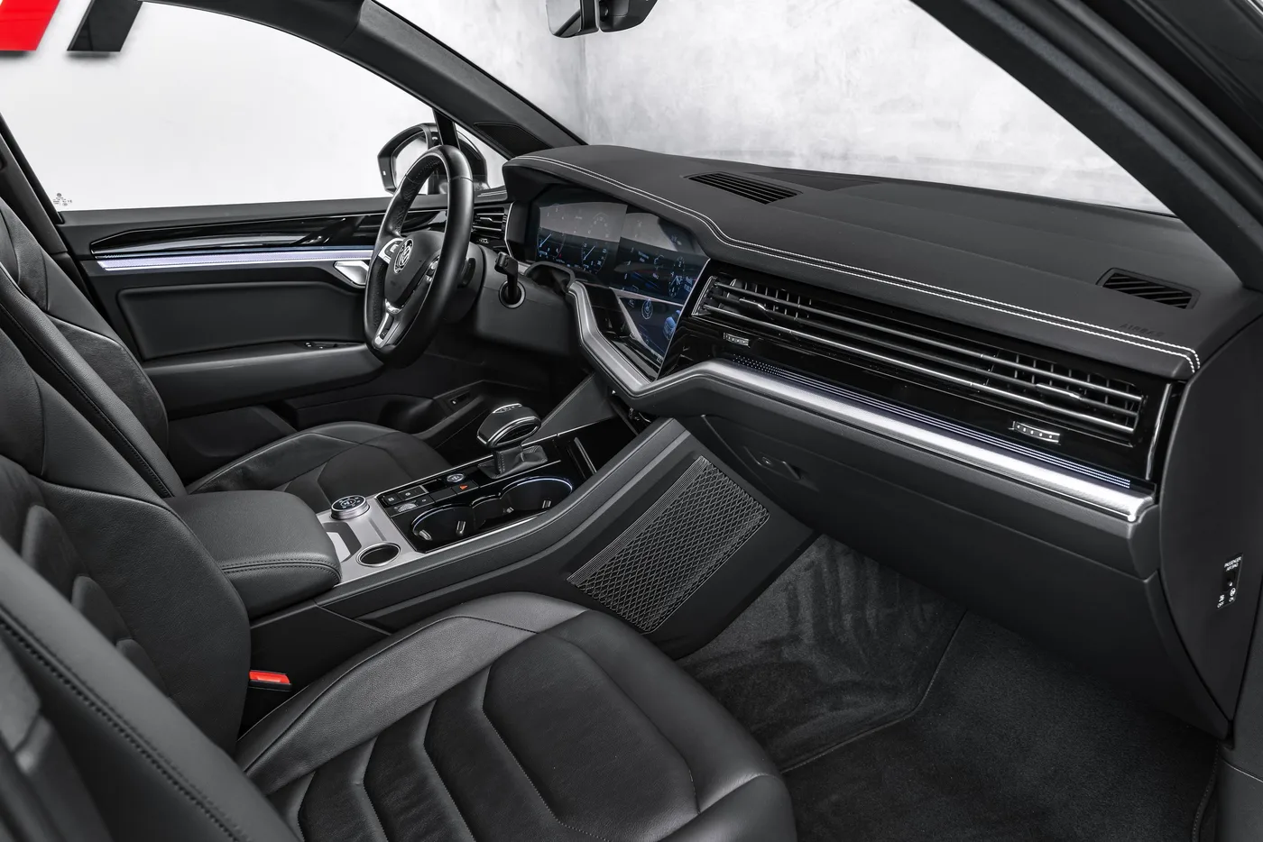 2019 Volkswagen Touareg R-Line offered by a specialist dealer in Ostrava, Czechia, photo 12 of 23