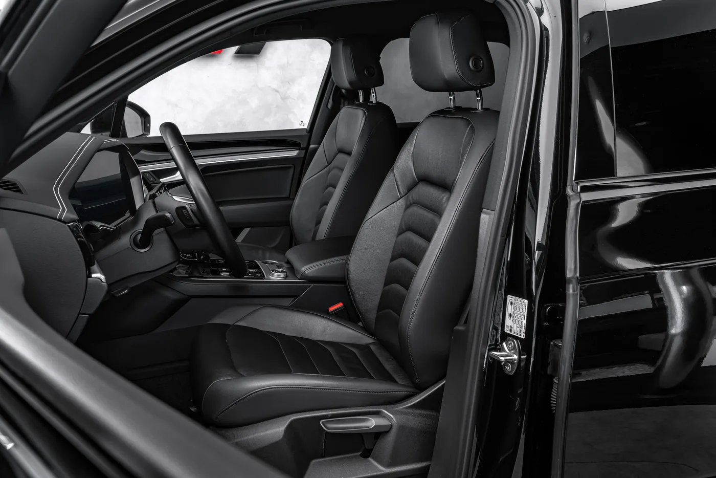 2019 Volkswagen Touareg R-Line offered by a specialist dealer in Ostrava, Czechia, photo 13 of 23