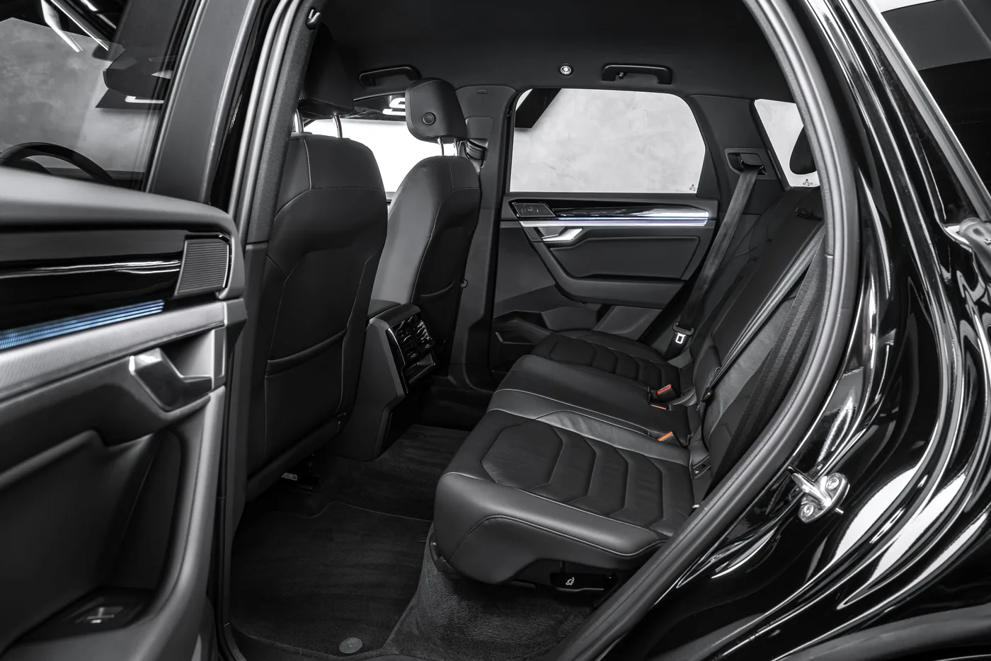 2019 Volkswagen Touareg R-Line offered by a specialist dealer in Ostrava, Czechia, photo 14 of 23