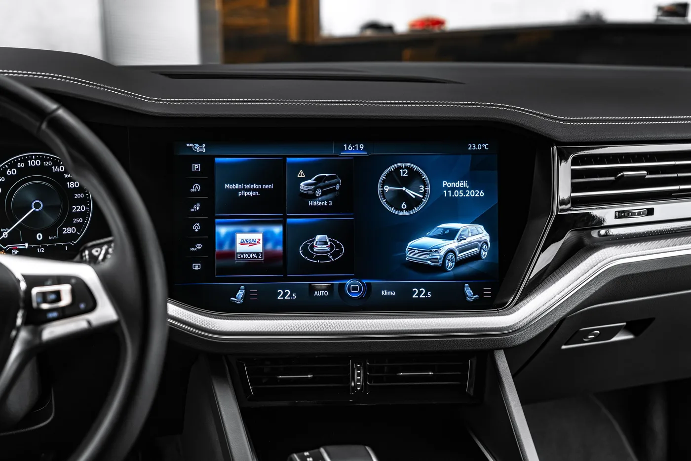 2019 Volkswagen Touareg R-Line offered by a specialist dealer in Ostrava, Czechia, photo 16 of 23