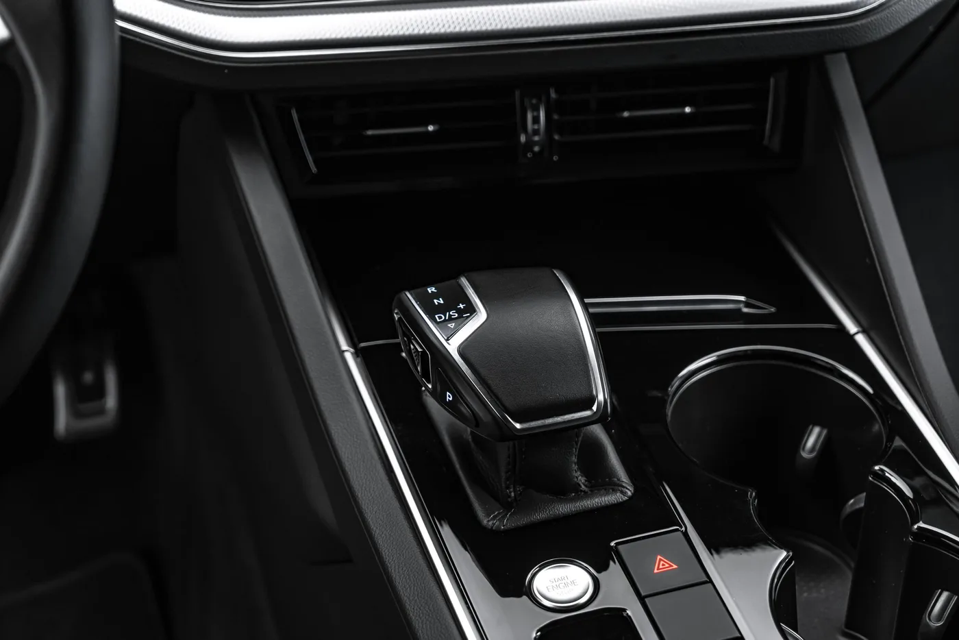 2019 Volkswagen Touareg R-Line offered by a specialist dealer in Ostrava, Czechia, photo 17 of 23