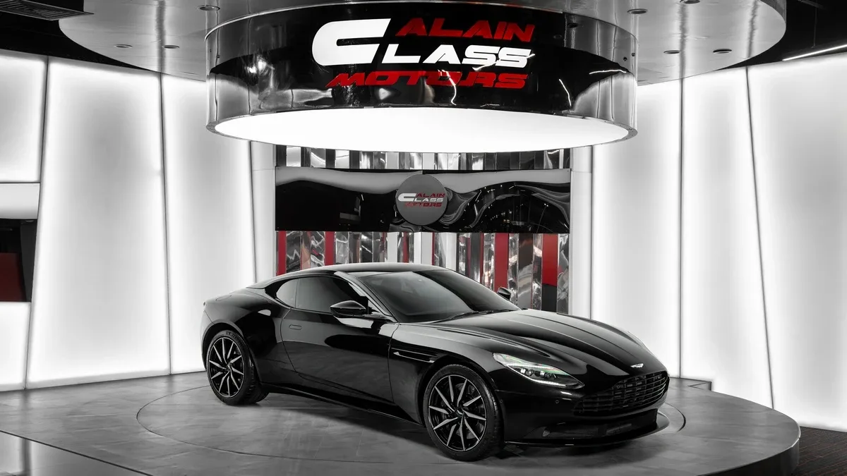 2020 Aston Martin DB11 V8 proposée par un concessionnaire spécialisé à Dubai, Émirats arabes unis, photo principale