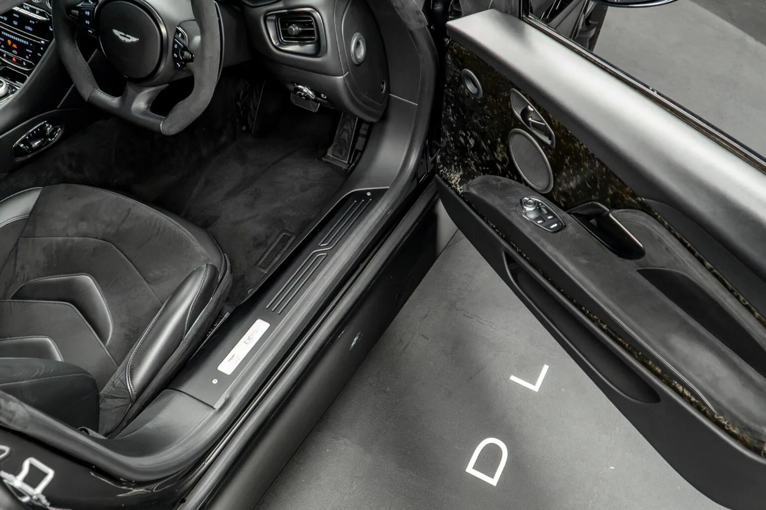 2020 Aston Martin DBS Superleggera, 28/30