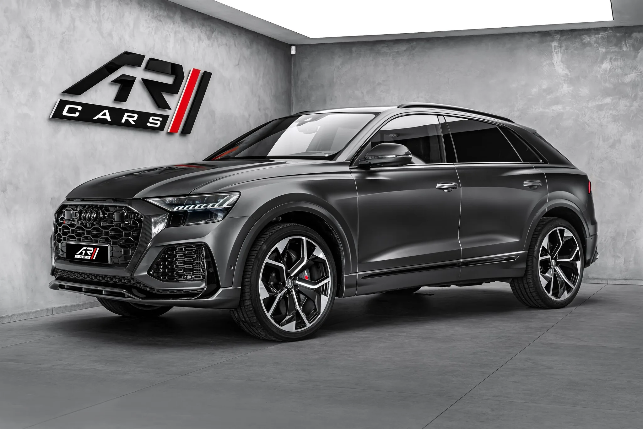 2020 Audi SQ8 angeboten von einem Fachhändler in Ostrava, Tschechien, Hauptfoto