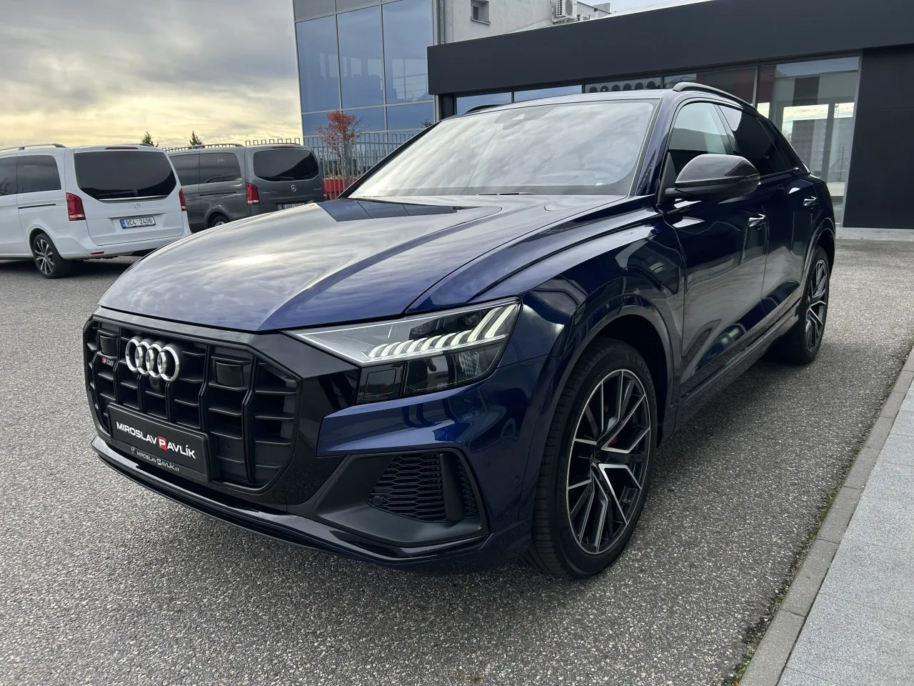 2020 Audi SQ8 TDI Audi exclusive en un concesionario especializado de Písek, Chequia, foto principal