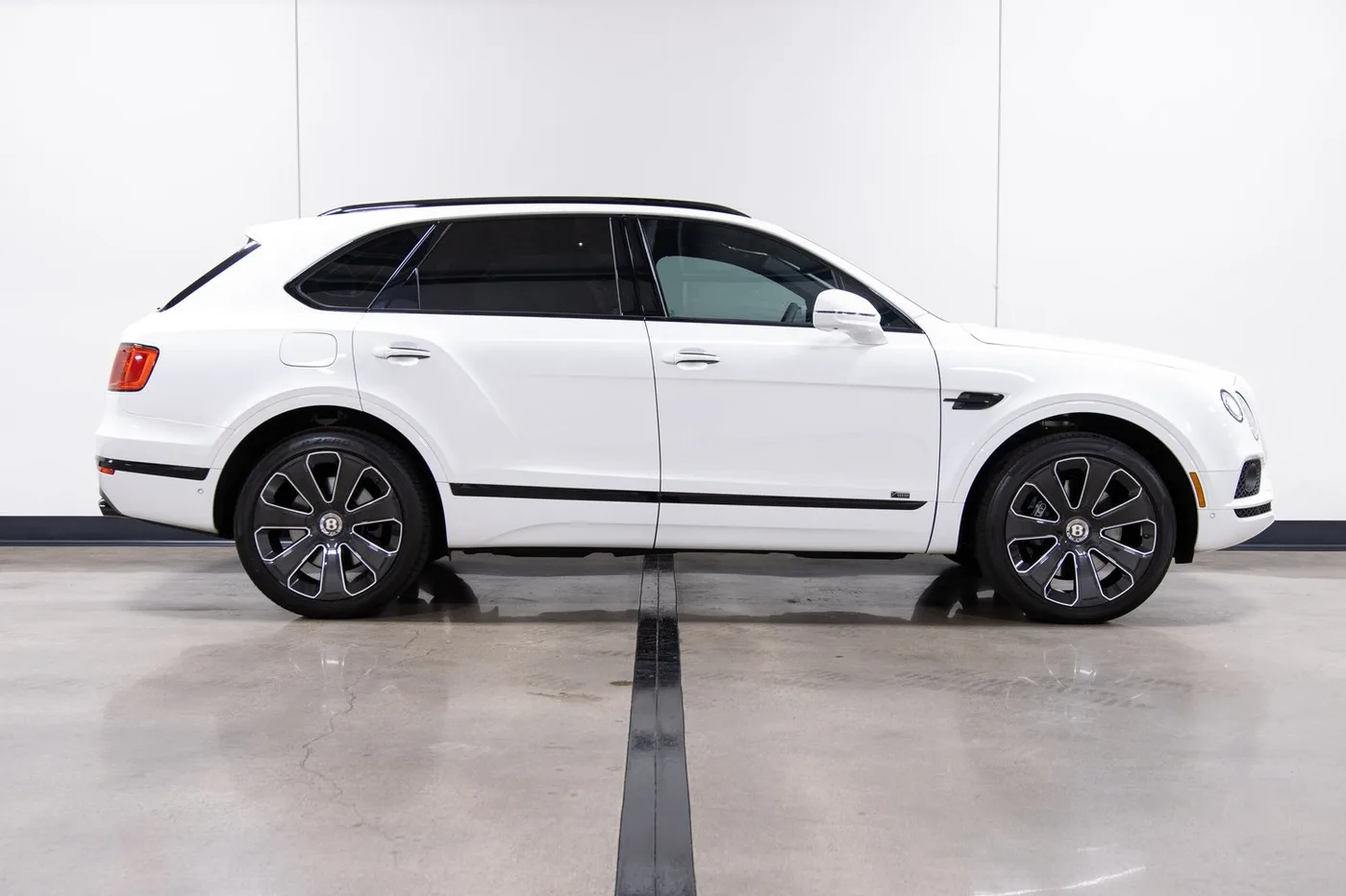 2020 Bentley Bentayga sold by a specialist dealer in Costa Mesa, United States, photo 9 of 15