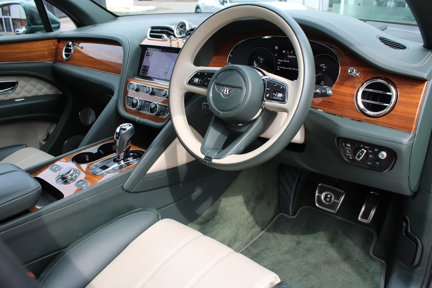 2020 Bentley Bentayga V8 angeboten von einer Vertragshändlergruppe in Cheltenham, Vereinigtes Königreich, Foto 16 von 25