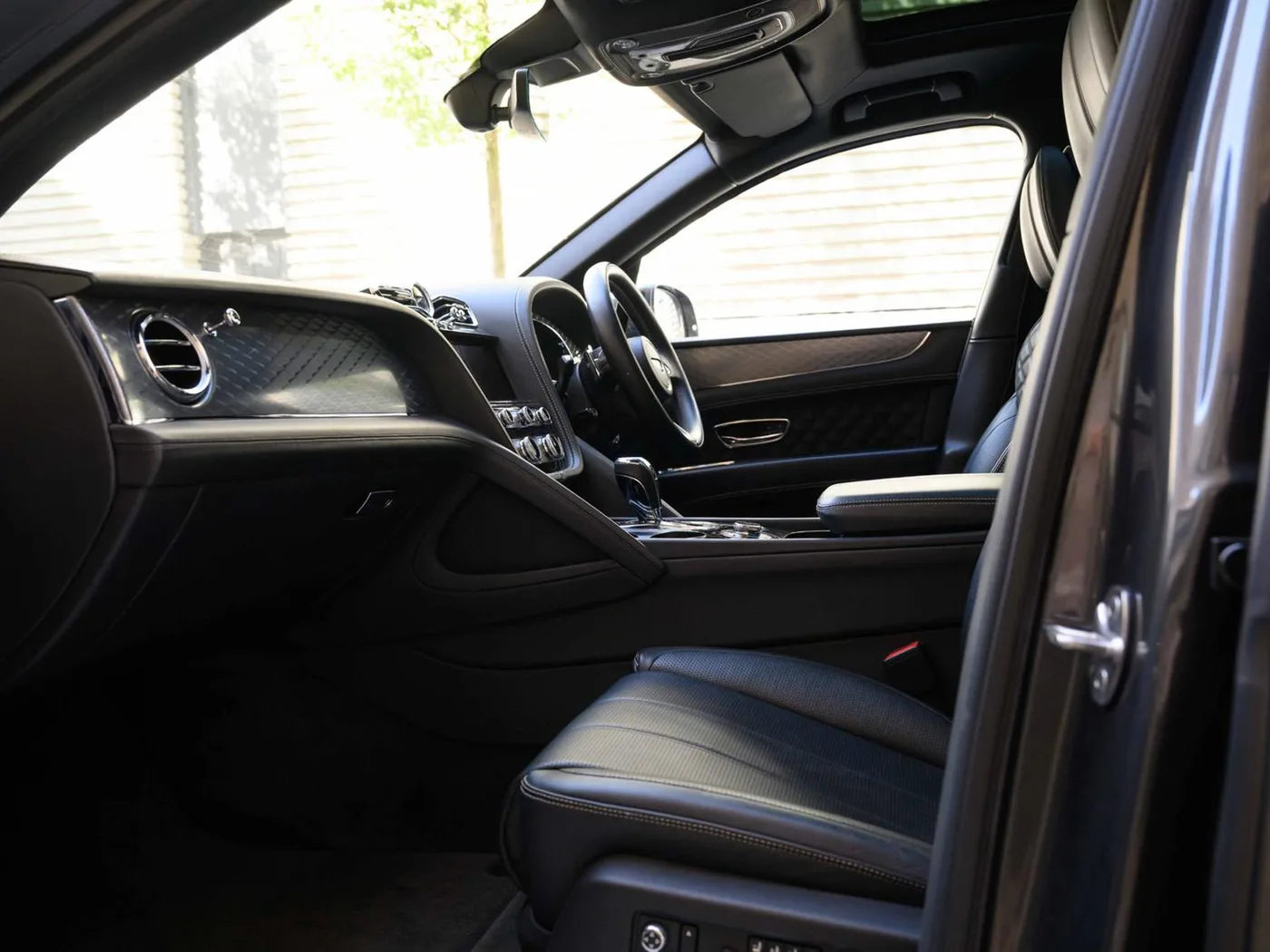 2020 Bentley Bentayga V8 offered by a franchised dealer group in London, United Kingdom, photo 2 of 25