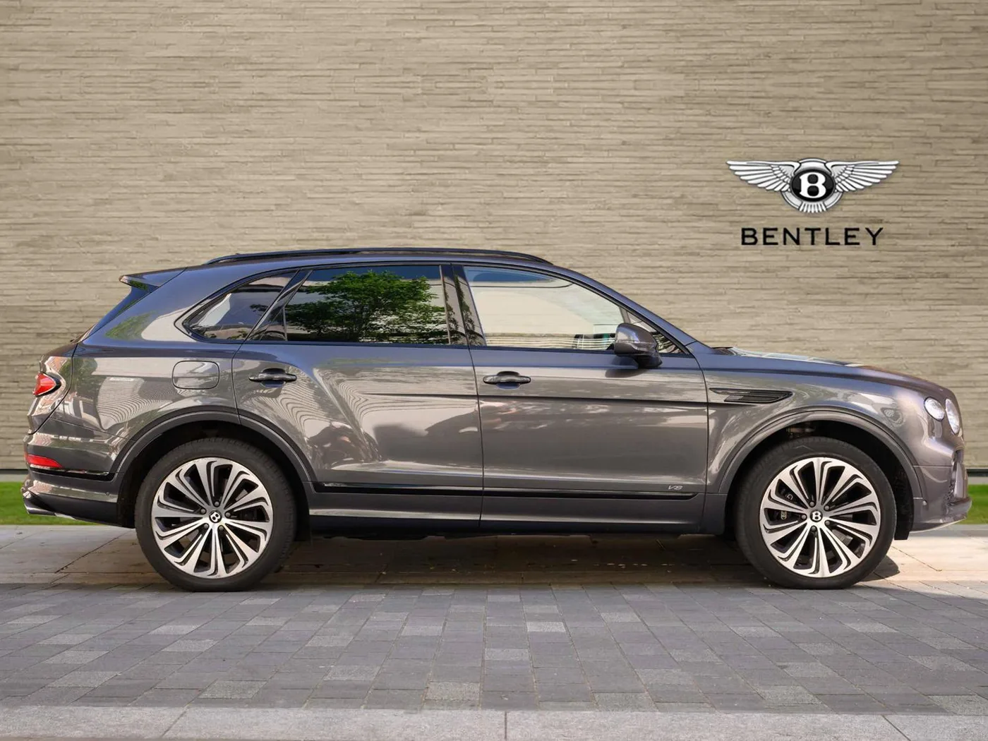 2020 Bentley Bentayga V8 offered by a franchised dealer group in London, United Kingdom, photo 5 of 25