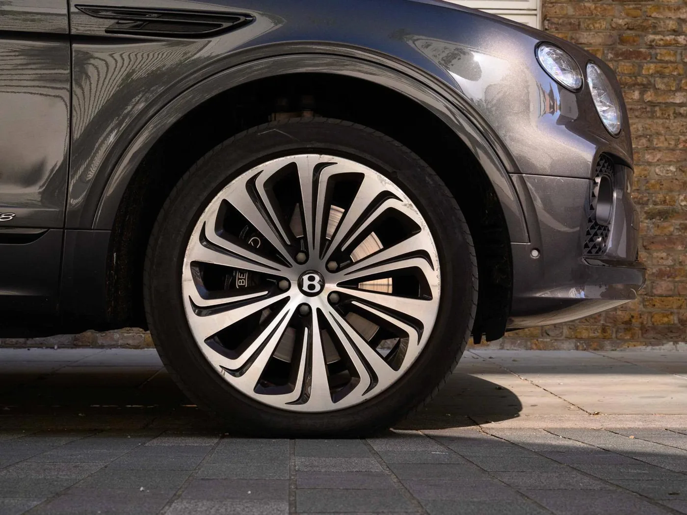2020 Bentley Bentayga V8 offered by a franchised dealer group in London, United Kingdom, photo 6 of 25