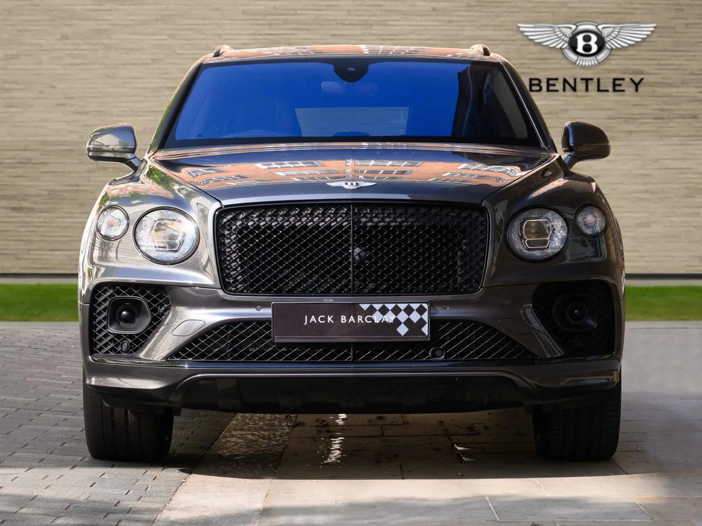 2020 Bentley Bentayga V8 offered by a franchised dealer group in London, United Kingdom, photo 7 of 25