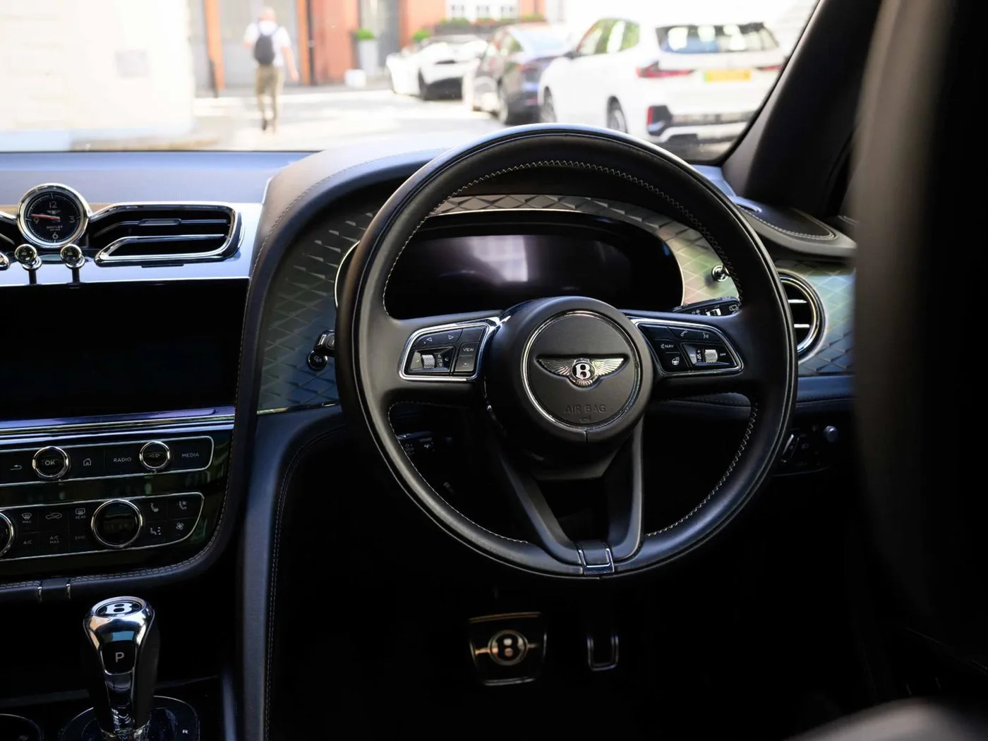 2020 Bentley Bentayga V8 offered by a franchised dealer group in London, United Kingdom, photo 10 of 25