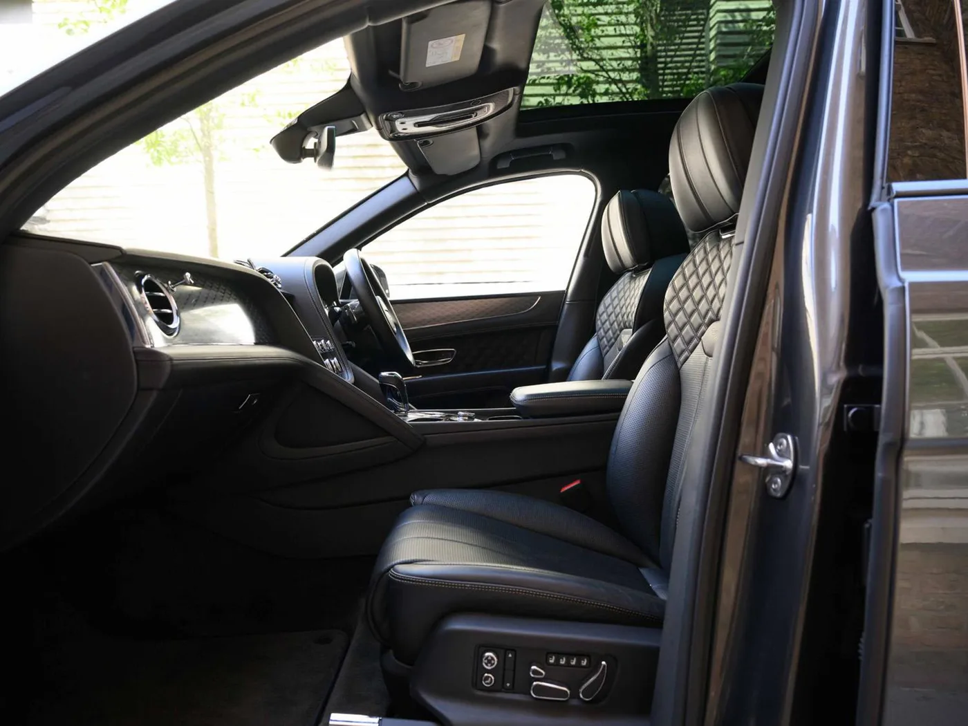 2020 Bentley Bentayga V8 offered by a franchised dealer group in London, United Kingdom, photo 11 of 25
