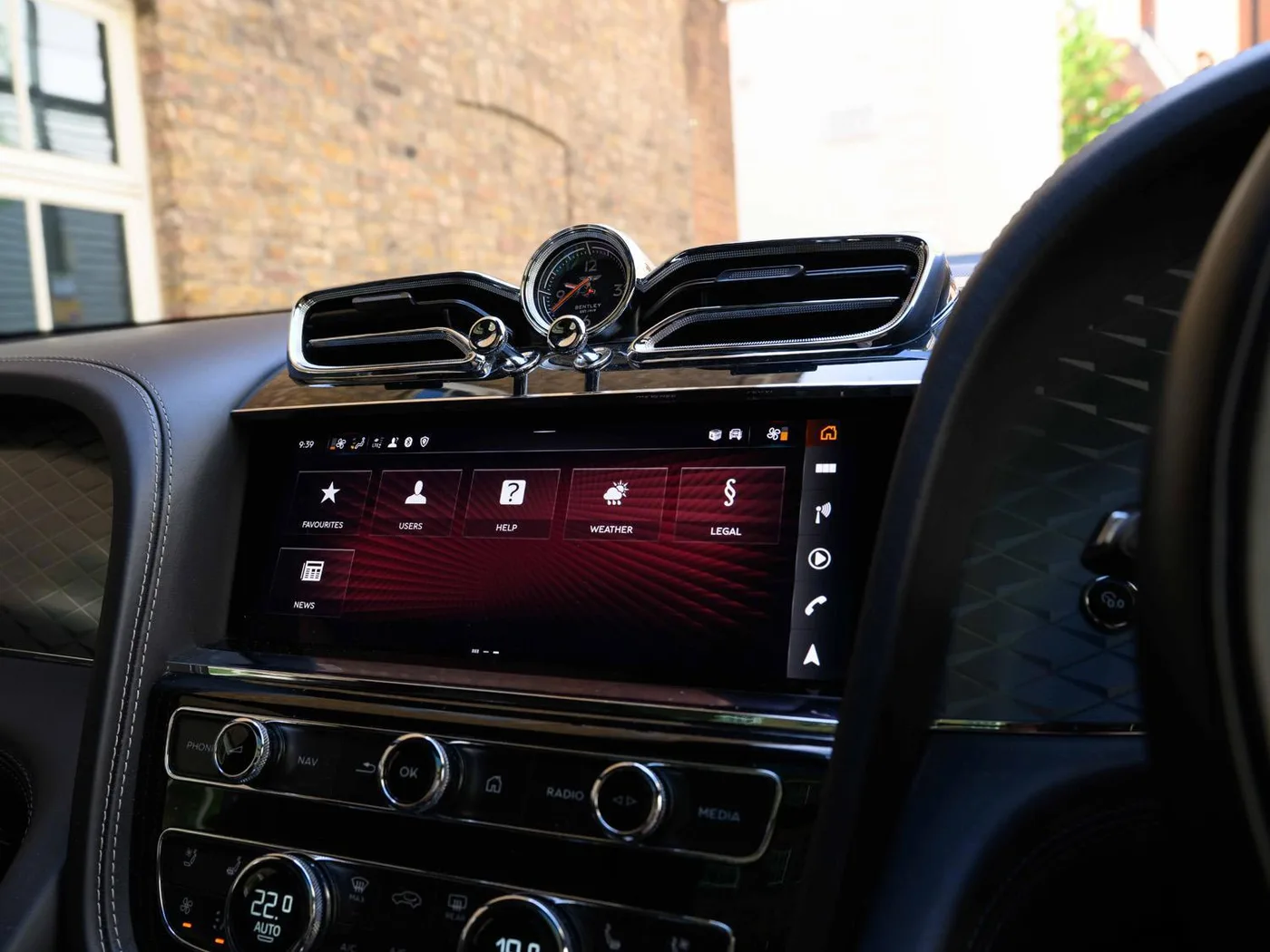 2020 Bentley Bentayga V8 offered by a franchised dealer group in London, United Kingdom, photo 12 of 25