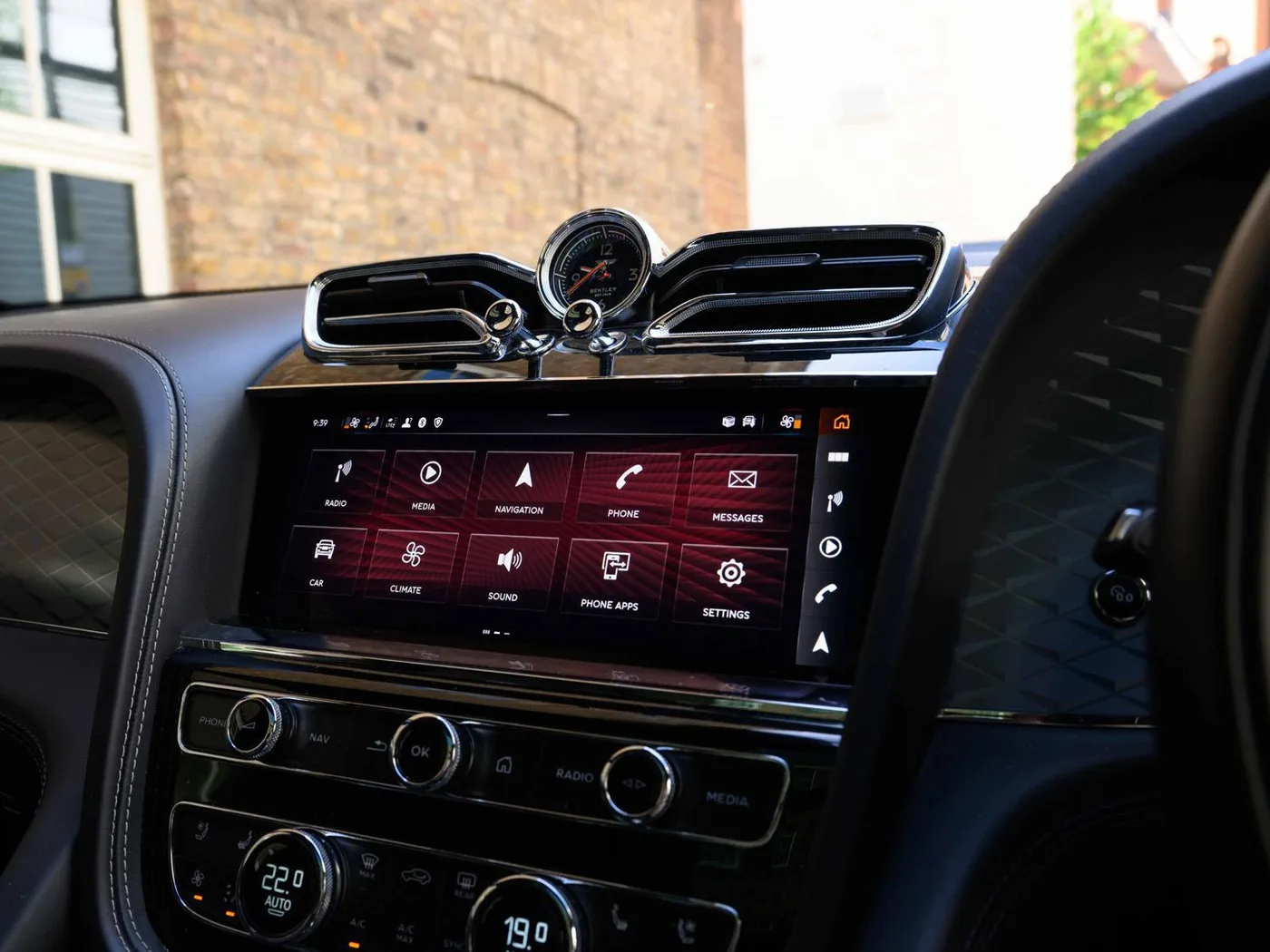 2020 Bentley Bentayga V8 offered by a franchised dealer group in London, United Kingdom, photo 13 of 25