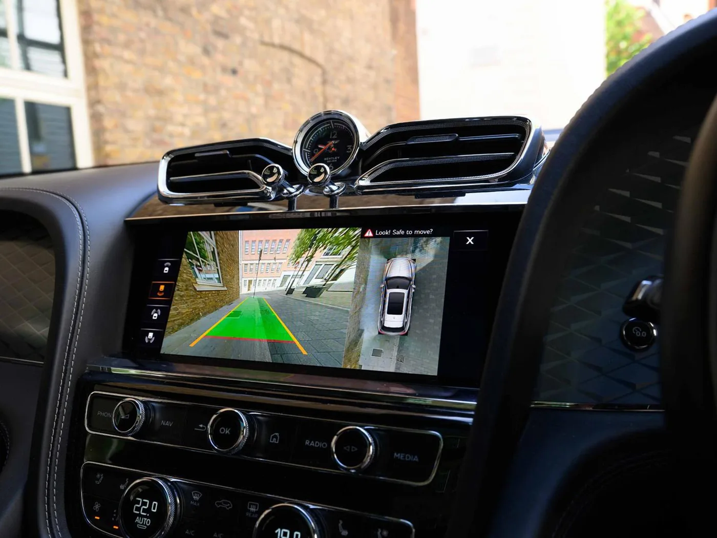 2020 Bentley Bentayga V8 offered by a franchised dealer group in London, United Kingdom, photo 16 of 25