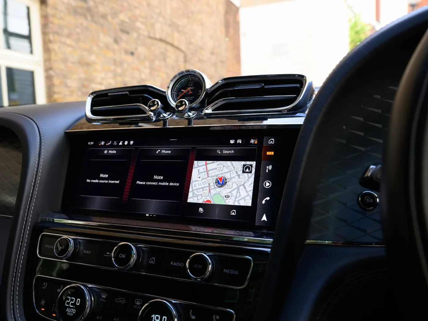 2020 Bentley Bentayga V8 offered by a franchised dealer group in London, United Kingdom, photo 17 of 25