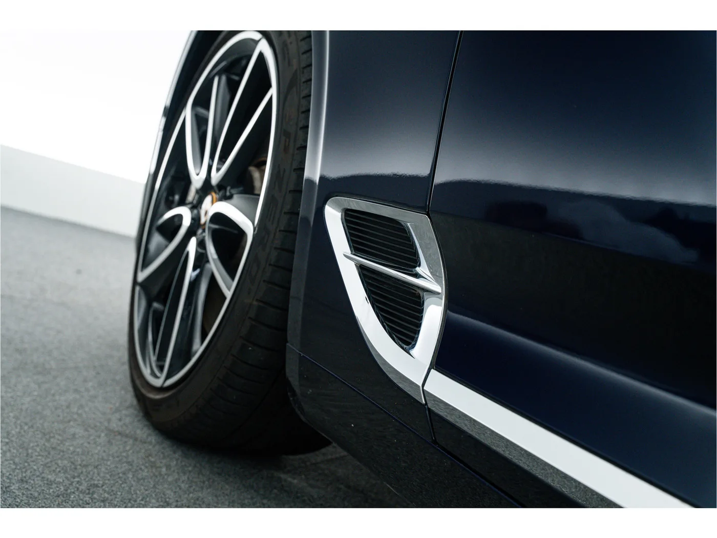 2020 Bentley Continental GT V8 offered by an official Bentley dealer in Rotterdam, Netherlands, photo 9 of 15