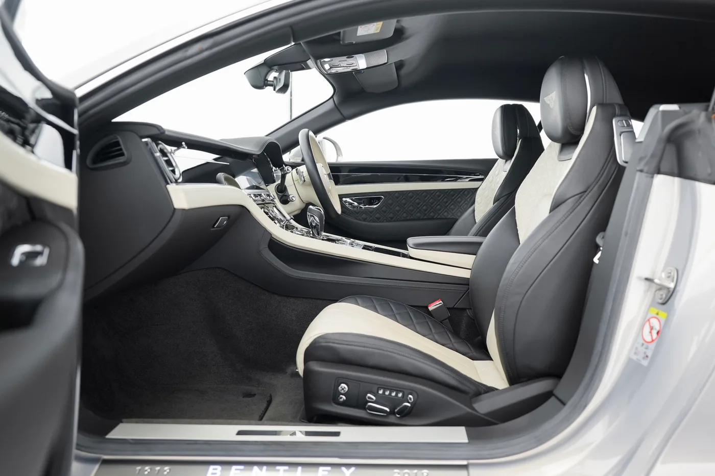 2020 Bentley Continental GT V8 proposée par un groupe de concessions agréées à Hatfield, Royaume-Uni, photo 20 sur 25