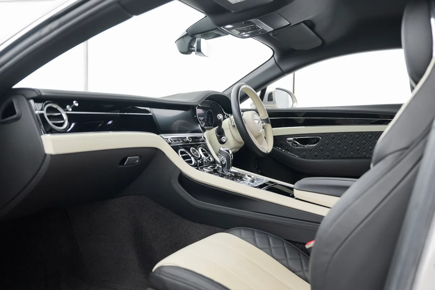 2020 Bentley Continental GT V8 proposée par un groupe de concessions agréées à Hatfield, Royaume-Uni, photo 21 sur 25