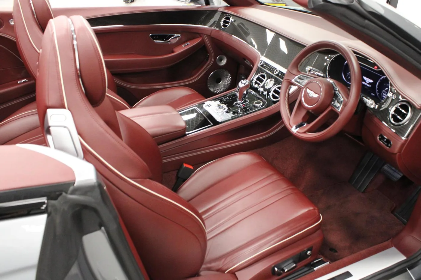2020 Bentley Continental GTC V8 proposée par un groupe de concessions agréées à Cheltenham, Royaume-Uni, photo 15 sur 25