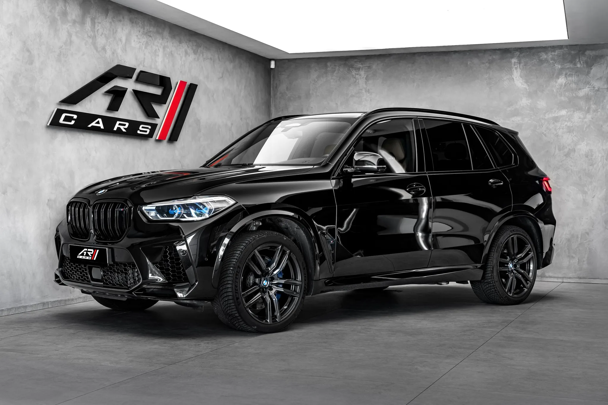 2020 BMW X5 M Competition proposée par un concessionnaire spécialisé à Ostrava, Tchéquie, photo principale