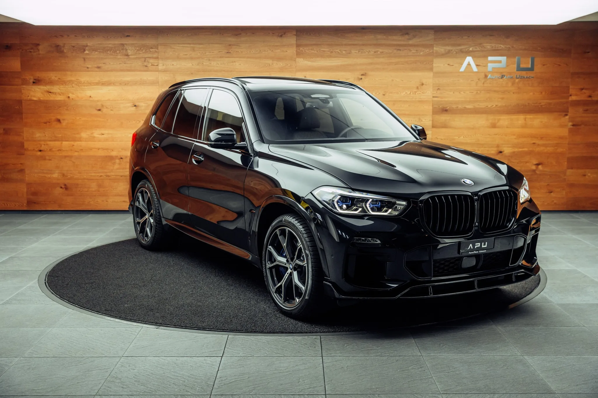 2020 BMW X5 M50i angeboten von einem Fachhändler in Uznach, Schweiz, Hauptfoto