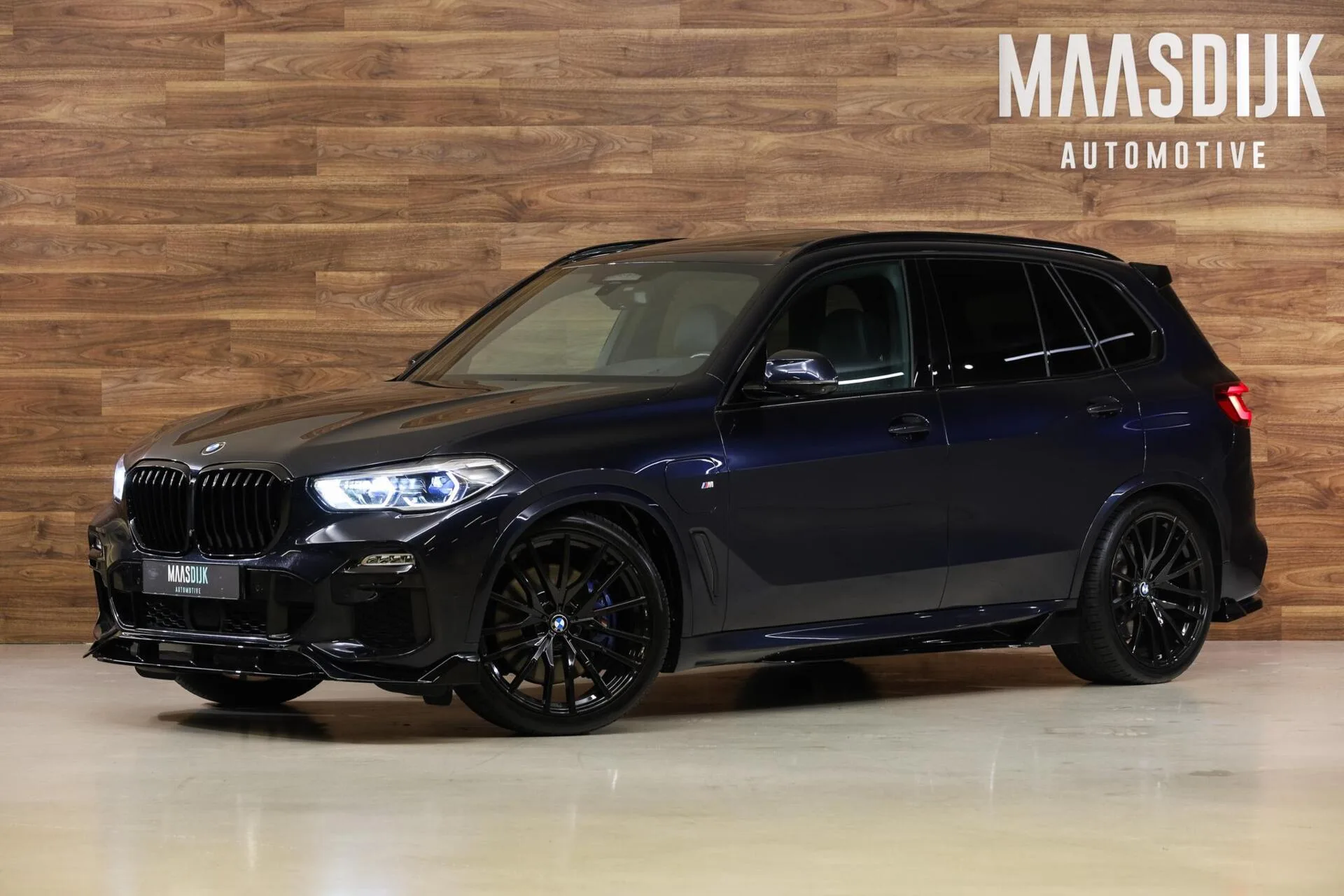 2020 BMW X5 xDrive45e en un concesionario especializado de Werkendam, Países Bajos, foto principal