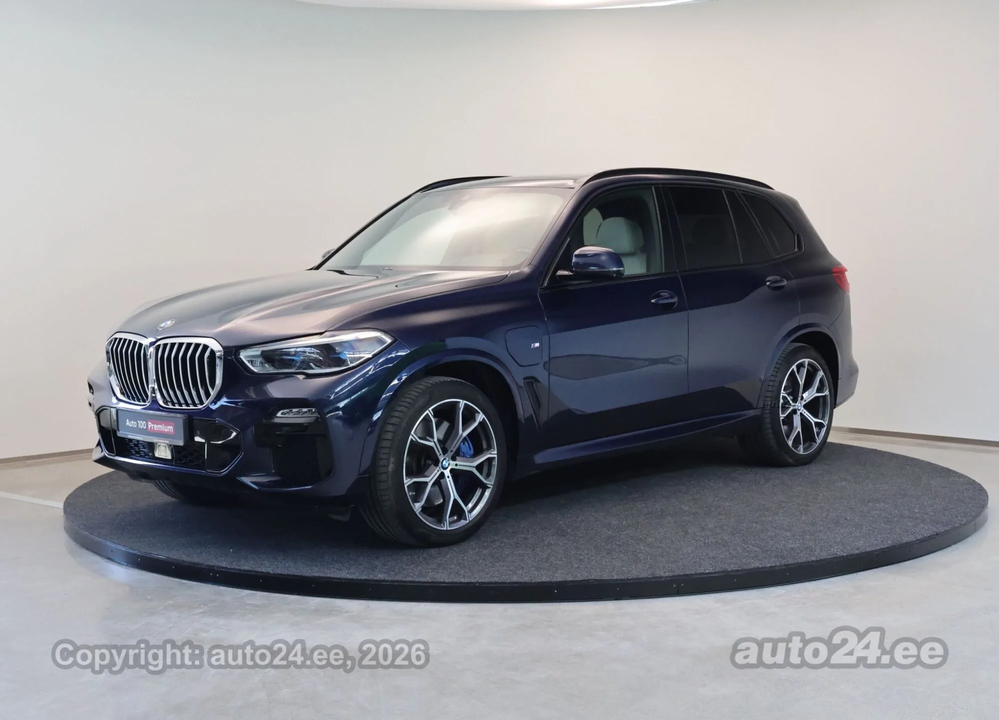 2020 BMW X5 xDrive45e en un concesionario especializado de Tallinn, Estonia, foto principal