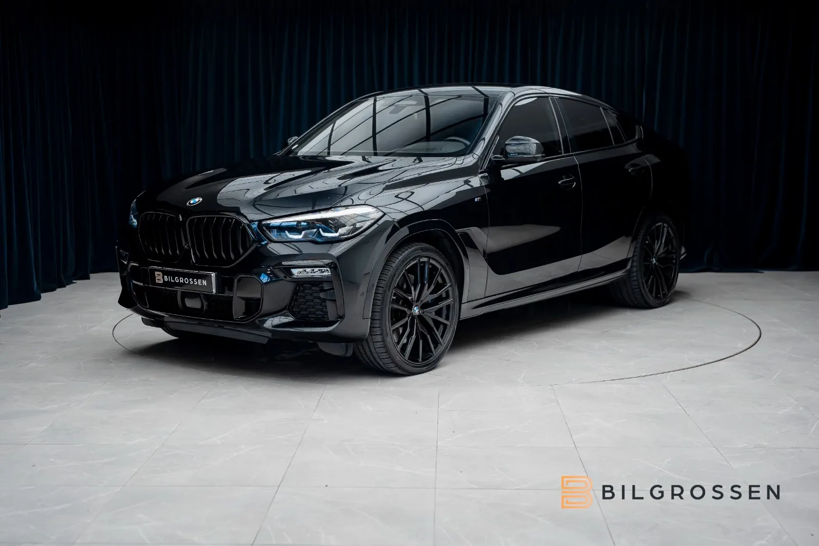 2020 BMW X6 M50d proposée par un concessionnaire spécialisé à Täby, Suède, photo principale