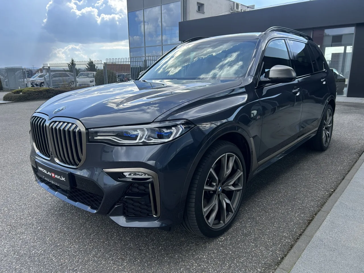 2020 BMW X7 M50d offered by a specialist dealer in Písek, Czechia, photo 2 of 39