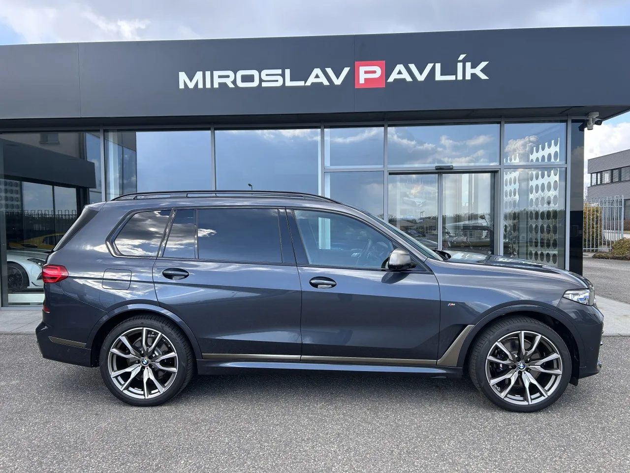 2020 BMW X7 M50d offered by a specialist dealer in Písek, Czechia, photo 4 of 39