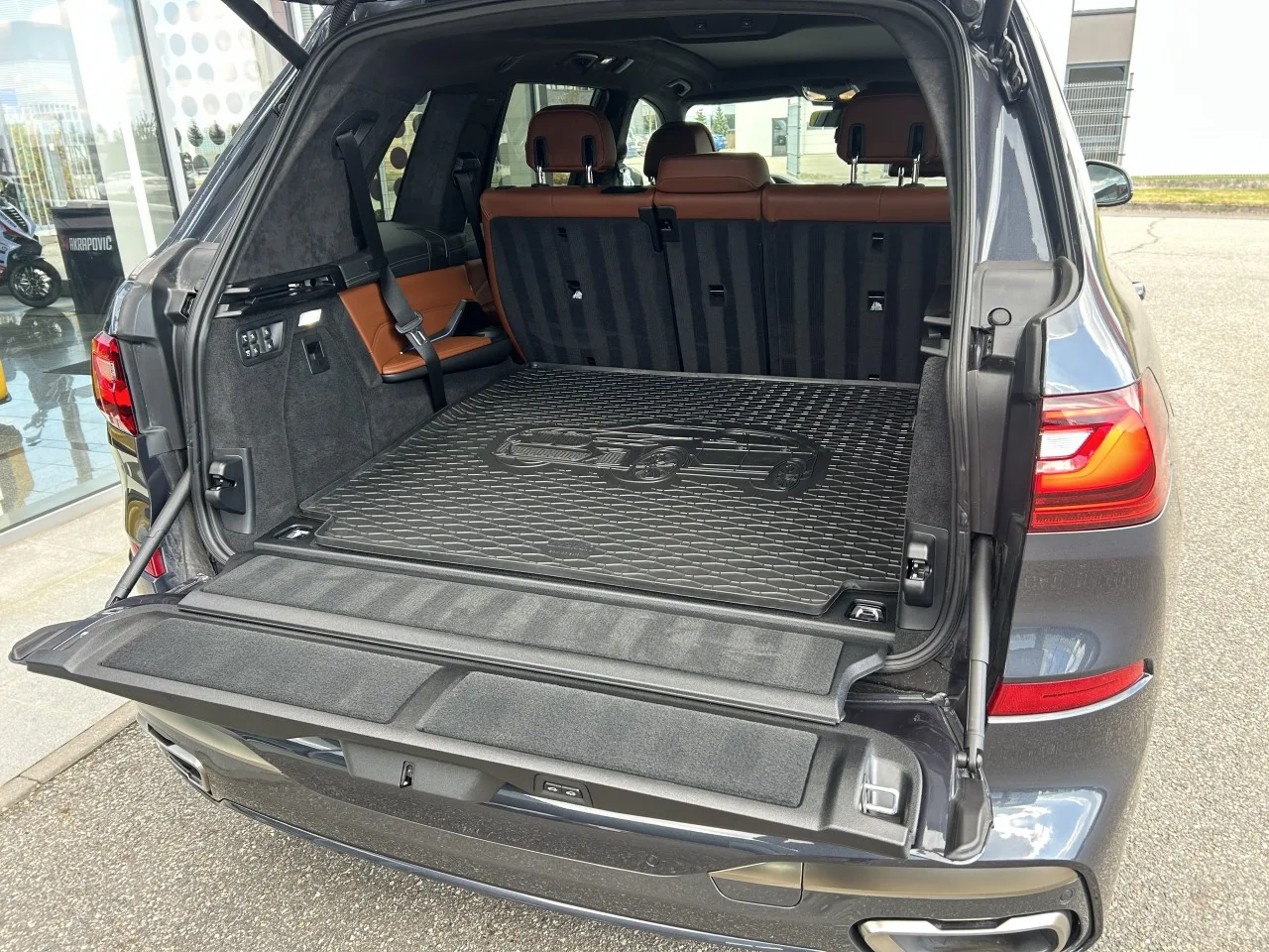 2020 BMW X7 M50d offered by a specialist dealer in Písek, Czechia, photo 37 of 39