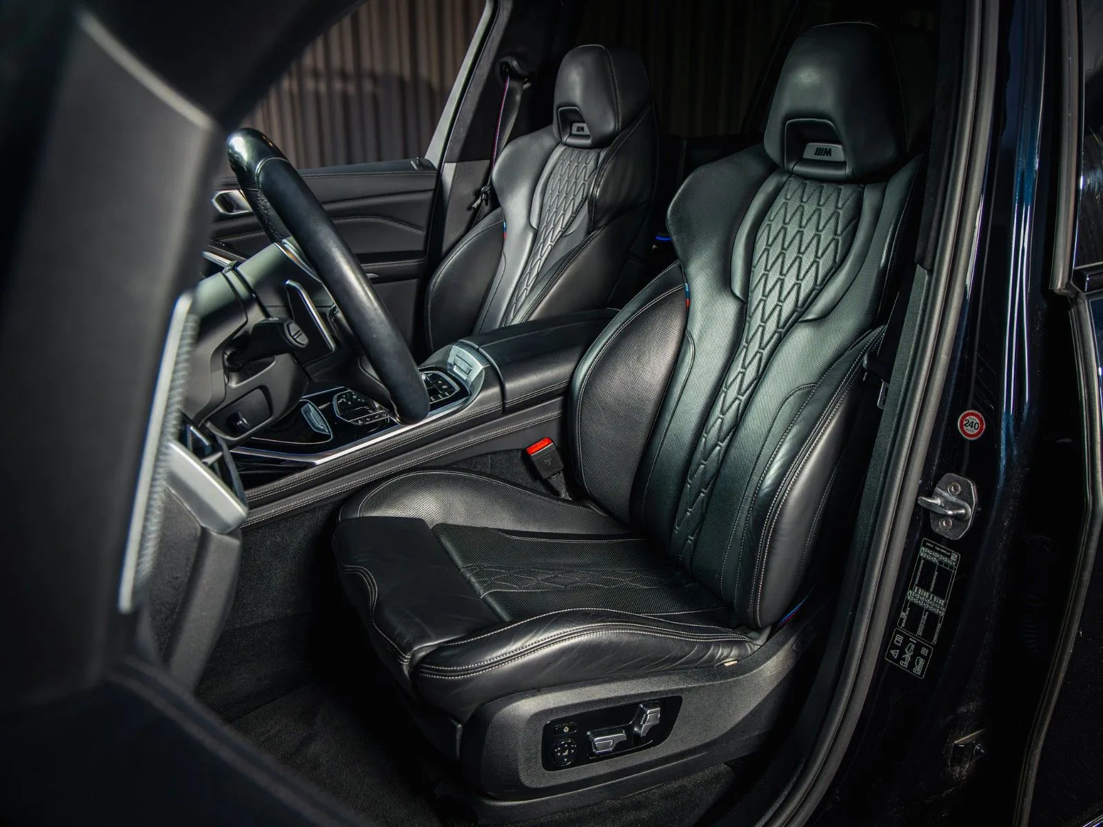 2020 BMW X7 M50i, 8/24
