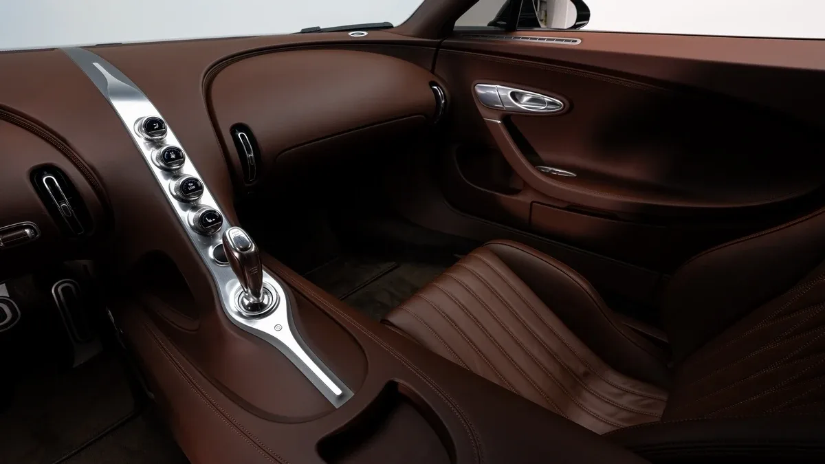 2020 Bugatti Chiron Sport angeboten von einem Fachhändler in Dubai, Vereinigte Arabische Emirate, Foto 14 von 25