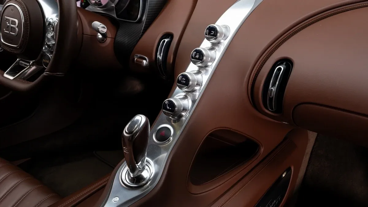 2020 Bugatti Chiron Sport angeboten von einem Fachhändler in Dubai, Vereinigte Arabische Emirate, Foto 16 von 25