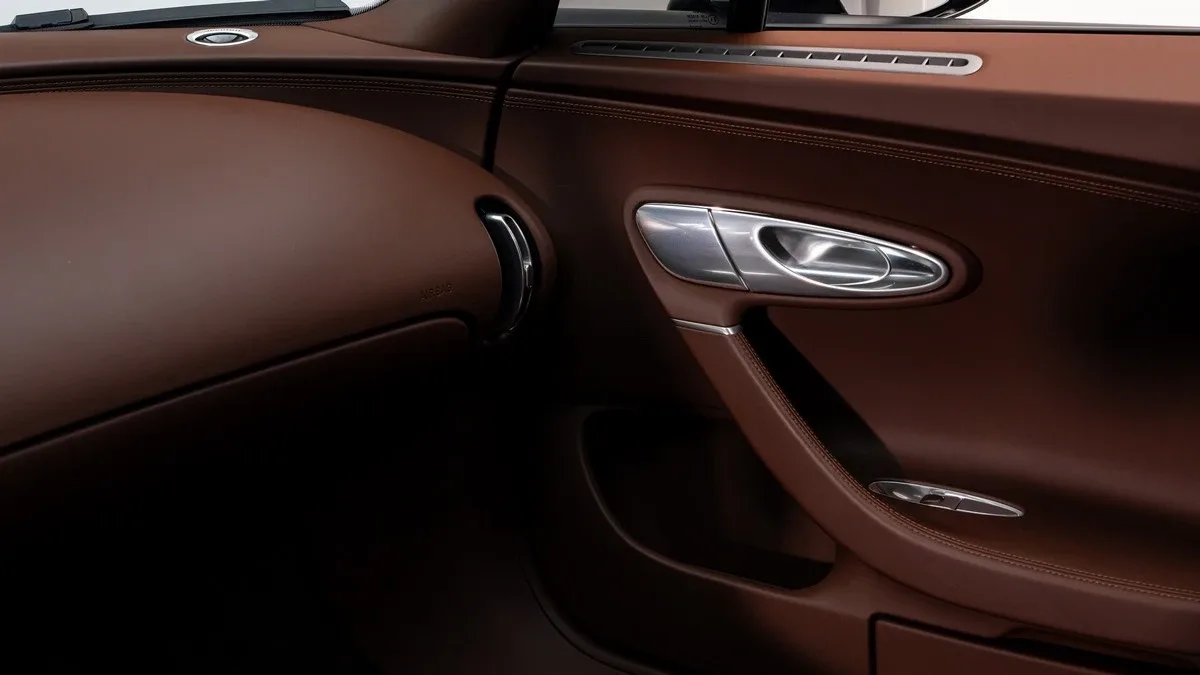 2020 Bugatti Chiron Sport angeboten von einem Fachhändler in Dubai, Vereinigte Arabische Emirate, Foto 19 von 25