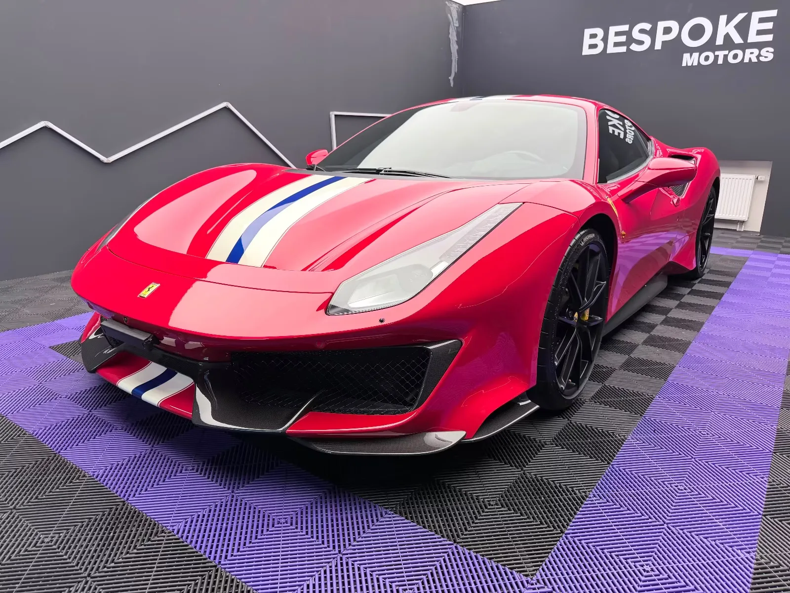 2020 Ferrari 488 Pista proposée par un concessionnaire spécialisé à Bratislava, Slovaquie, photo principale