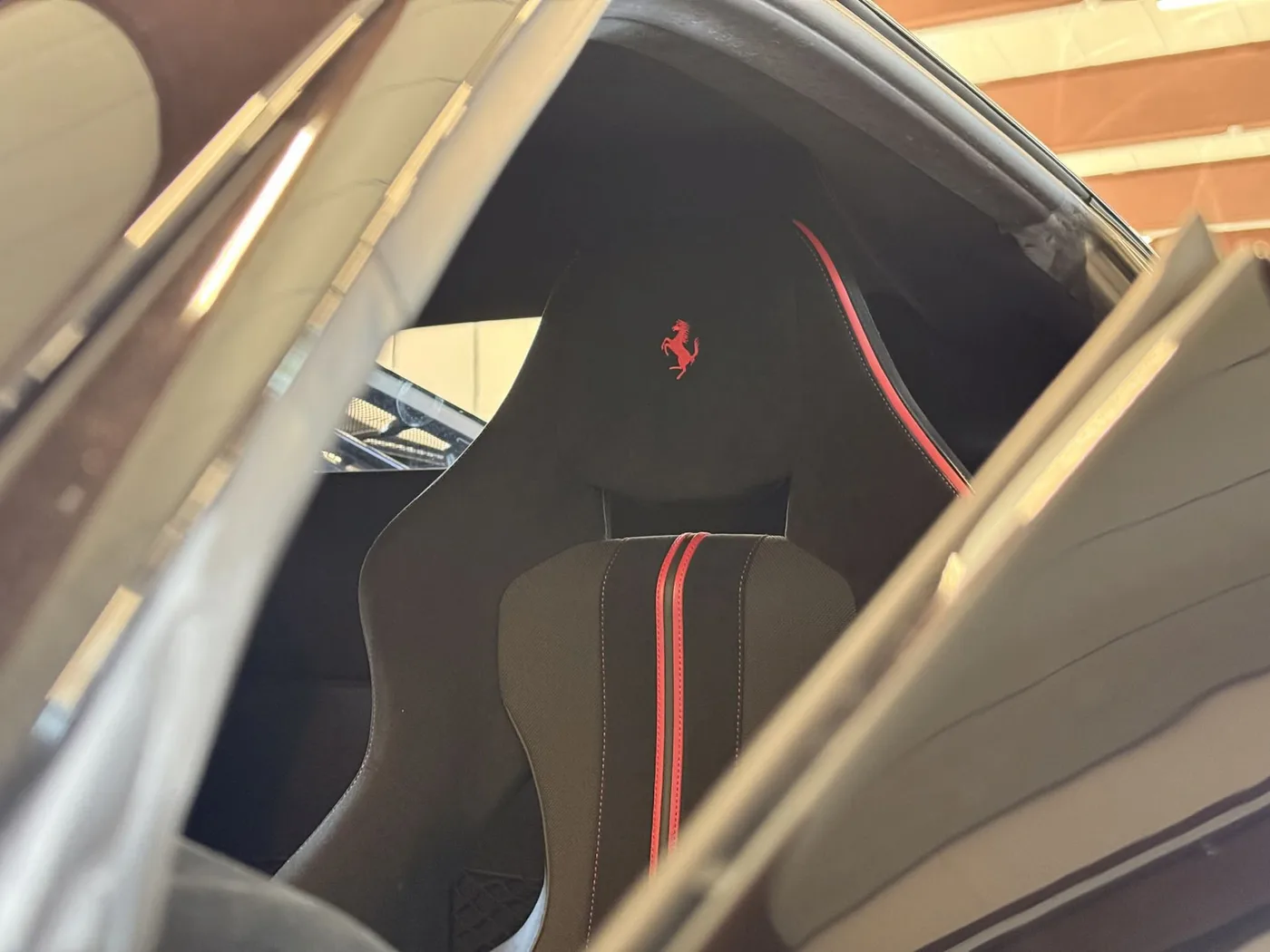 2020 Ferrari 488 Pista angeboten von einem Fachhändler in Lucca, Italien, Foto 9 von 25