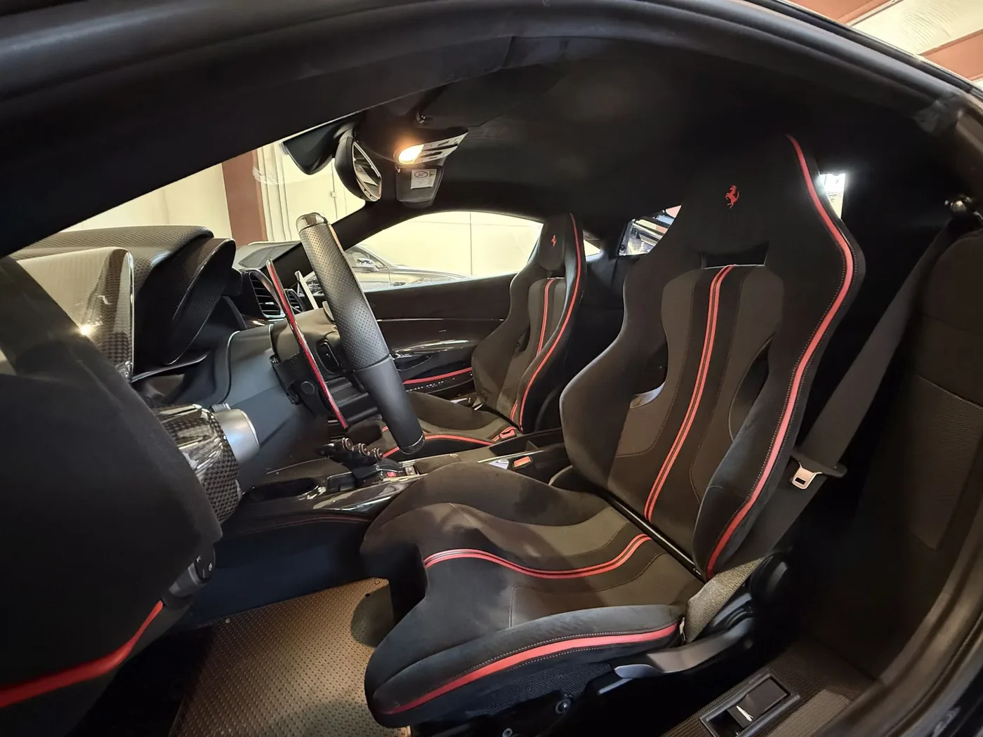 2020 Ferrari 488 Pista angeboten von einem Fachhändler in Lucca, Italien, Foto 12 von 25