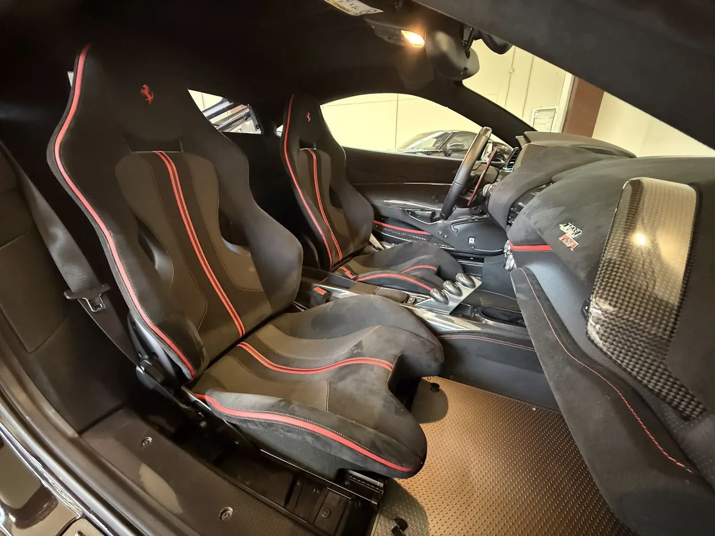 2020 Ferrari 488 Pista angeboten von einem Fachhändler in Lucca, Italien, Foto 13 von 25